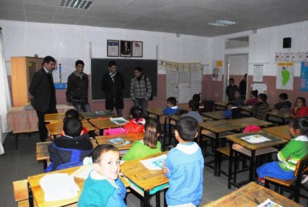Üniversiteli Gençlerden Köylerde Okuyan Çocuklara Kitap Yardımı