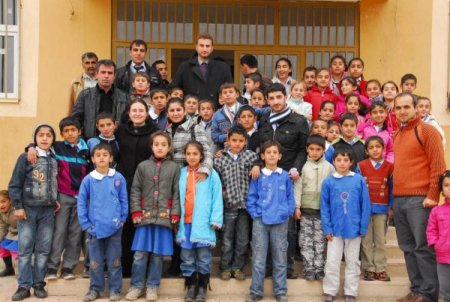 Üniversiteli Gençlerden Köylerde Okuyan Çocuklara Kitap Yardımı