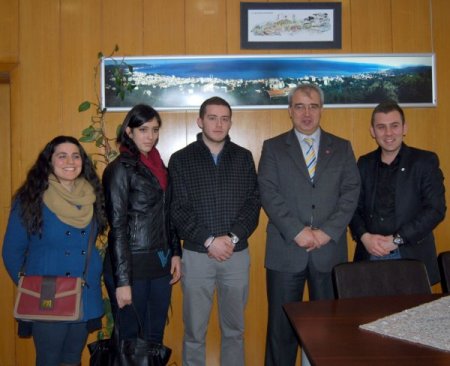 Üniversiteli gençlerden muhtaç ailelere yardım