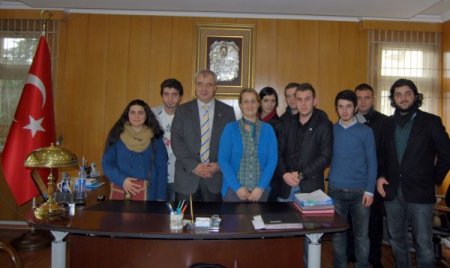 Üniversiteli gençlerden muhtaç ailelere yardım