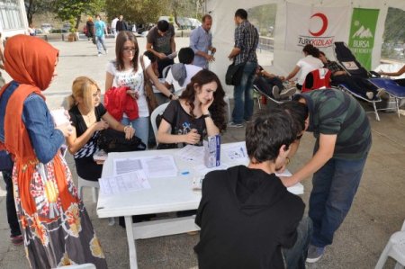 Üniversiteli öğrenciler, 'Damlaya damlaya can olur' deyip kan verdi