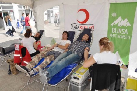 Üniversiteli öğrenciler, 'Damlaya damlaya can olur' deyip kan verdi