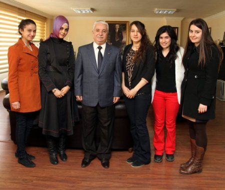 Üniversiteli öğrenciler sokak hayvanları için bayat ekmek topladı