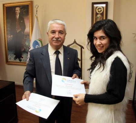 Üniversiteli öğrenciler sokak hayvanları için bayat ekmek topladı