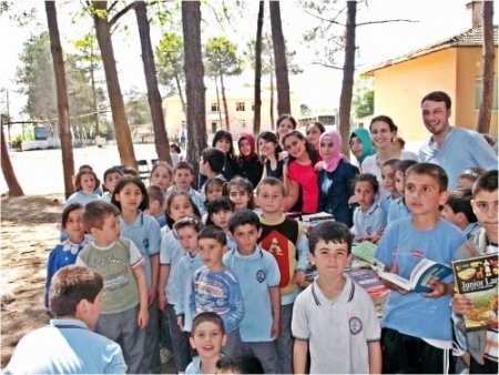 Üniversiteli öğrencilerden ilköğretim okuluna kitap yardımı