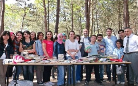 Üniversiteli öğrencilerden ilköğretim okuluna kitap yardımı