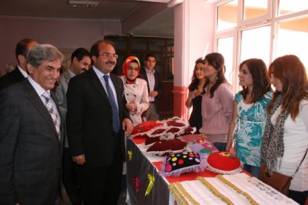 Üniversiteli Öğrencilerden Kimsesiz Çocuklar Yararına Kermes