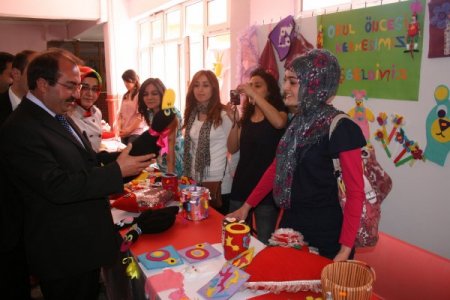 Üniversiteli Öğrencilerden Kimsesiz Çocuklar Yararına Kermes