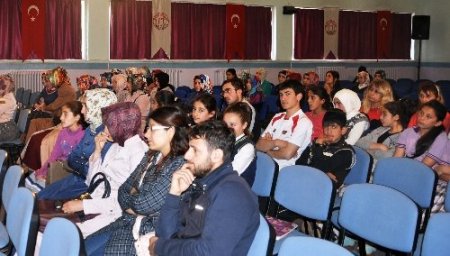 Üniversiteli öğrencilere ‘Aile ve Çocuk’ konferansı