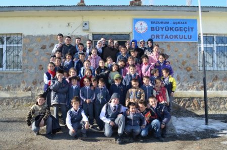 Üniversiteliler, köy okuluna kütüphane kurdu