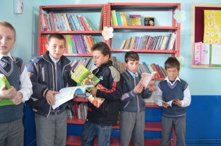 Üniversiteliler, köy okuluna kütüphane kurdu