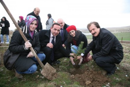 Üniversiteliler, trafik kazasında ölen arkadaşları için fidan dikti