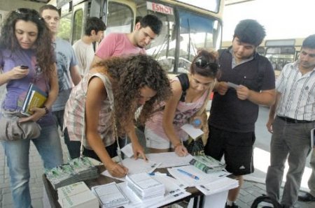 Üniversiteliler 525 Numaralı Otobüsün Ücretlendirilmesine Tepkili: İzmir Büyükşehir Belediyesi Haksız Uygulamaları İlk Kez Yapmıyor