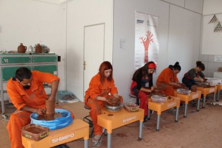 Üniversiteliler çömlek yapımını öğreniyor