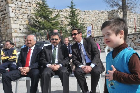 Üniversiteliler down sendromlu çocukları eğlendirdi