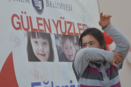 Üniversiteliler down sendromlu çocukları eğlendirdi