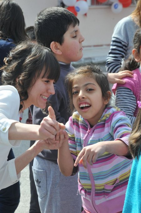 Üniversiteliler down sendromlu çocukları eğlendirdi