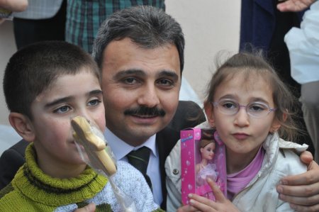 Üniversiteliler down sendromlu çocukları eğlendirdi