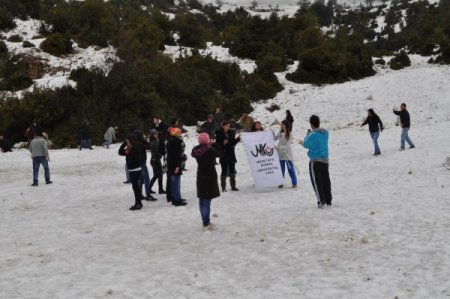 Üniversiteliler Hasret Kaldıkları Karı Görünce Halay Çekti