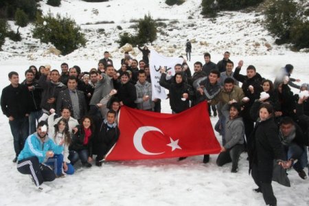 Üniversiteliler Hasret Kaldıkları Karı Görünce Halay Çekti