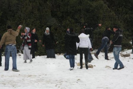 Üniversiteliler Hasret Kaldıkları Karı Görünce Halay Çekti