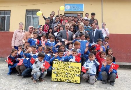Üniversiteliler minik öğrencilere diş fırçası dağıttı