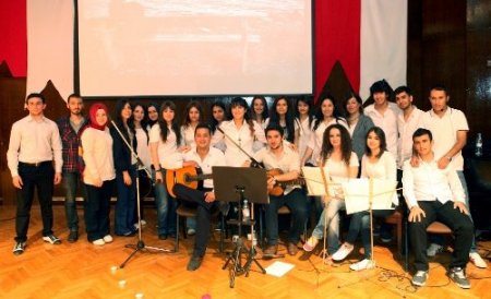 Üniversitelilerden köy okulu yararına 'şiir dinletisi'