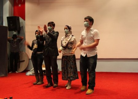 Üniversitelilerden lösemili öğrenciler yararına tiyatro