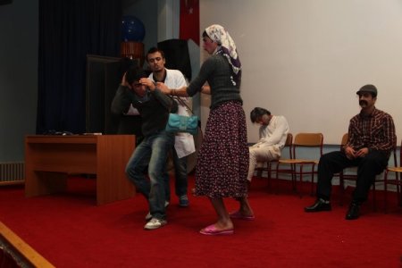 Üniversitelilerden lösemili öğrenciler yararına tiyatro