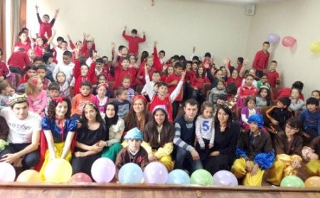 Üniversitelilerden minik öğrencilere tiyatro gösterisi