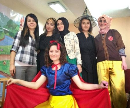 Üniversitelilerden minik öğrencilere tiyatro gösterisi