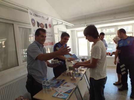 Üniversitelilere polisten ‘hoş geldin’ ikramı