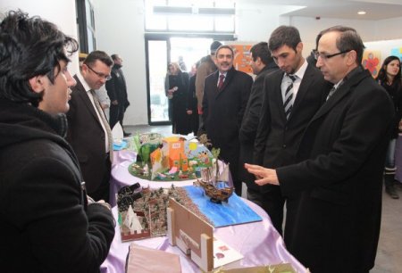 Üniversitelilerin atık maddelerden yaptığı eğitim araçları görücüye çıktı