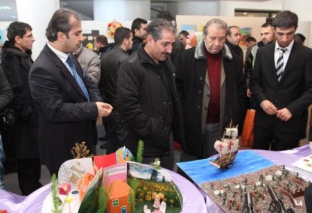 Üniversitelilerin atık maddelerden yaptığı eğitim araçları görücüye çıktı