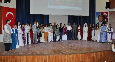 Üniversitesite öğrencilerinden 'Osmanlı Kıyafetleri Defilesi'