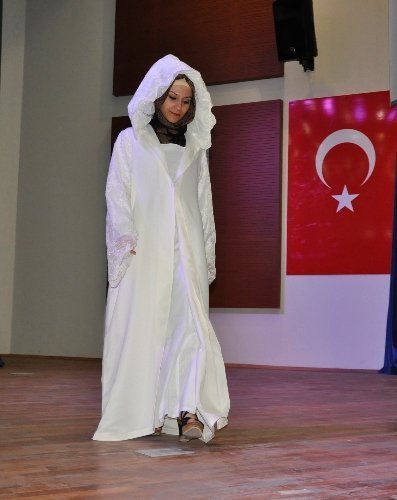 Üniversitesite öğrencilerinden 'Osmanlı Kıyafetleri Defilesi'