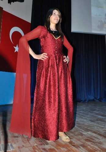 Üniversitesite öğrencilerinden 'Osmanlı Kıyafetleri Defilesi'