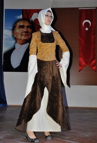 Üniversitesite öğrencilerinden 'Osmanlı Kıyafetleri Defilesi'