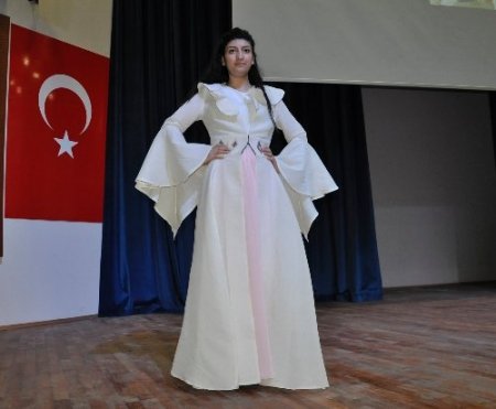 Üniversitesite öğrencilerinden 'Osmanlı Kıyafetleri Defilesi'