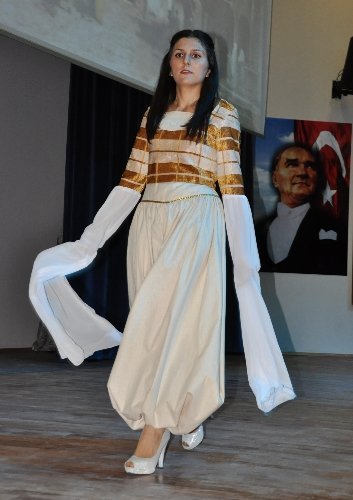 Üniversitesite öğrencilerinden 'Osmanlı Kıyafetleri Defilesi'