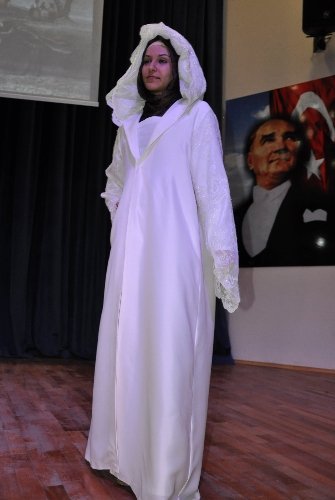 Üniversitesite öğrencilerinden 'Osmanlı Kıyafetleri Defilesi'