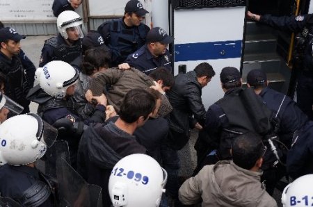 Üniversiteye sopayla girmek isteyenlere polis engeli