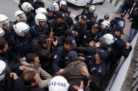 Üniversiteye sopayla girmek isteyenlere polis engeli