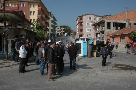 Üniversiteye Yolcu Taşıyan Minibüs İle Otomobil Çarpıştı:18 Yaralı