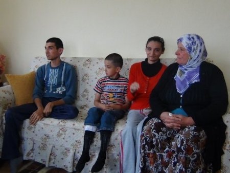 Ünlü ailesi, 13 yıldır 3 engelli çocuğu için ev hapsi yaşıyor