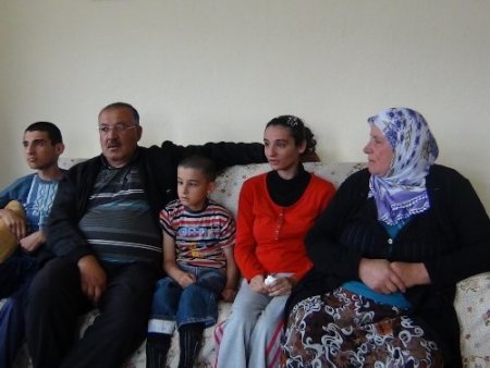 Ünlü ailesi, 13 yıldır 3 engelli çocuğu için ev hapsi yaşıyor