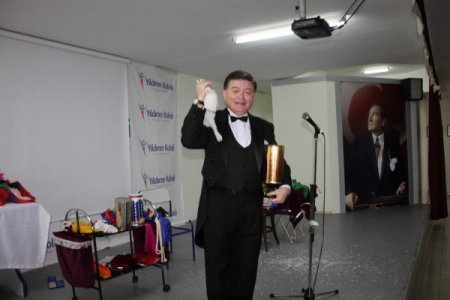 Ünlü illüzyonist Sermet Erkin Yıldırımlı öğrencilerle buluştu