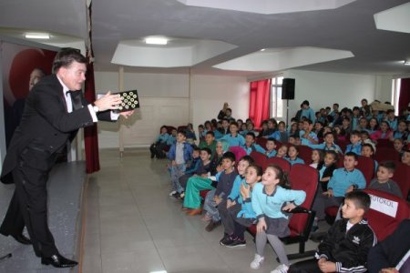 Ünlü illüzyonist Sermet Erkin Yıldırımlı öğrencilerle buluştu