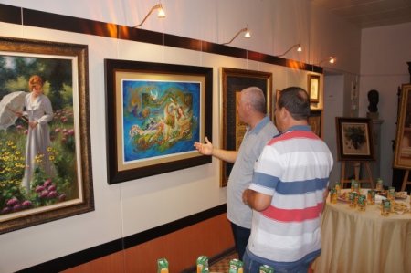 Ünlü ressamın tablosu, tuvalet kapısına asılı bulundu