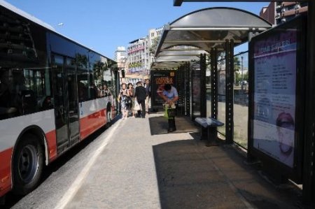 Ünlü Şairler İzmirlilere Duraklarda Gülümseyecek